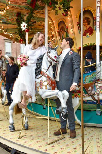 <img src=”Hochzeitsfotograf-Kiel-Brautpaar-auf-Karussel.jpg” alt=”Brautpaar sitzt auf altem Karussel und schaut sich an”>