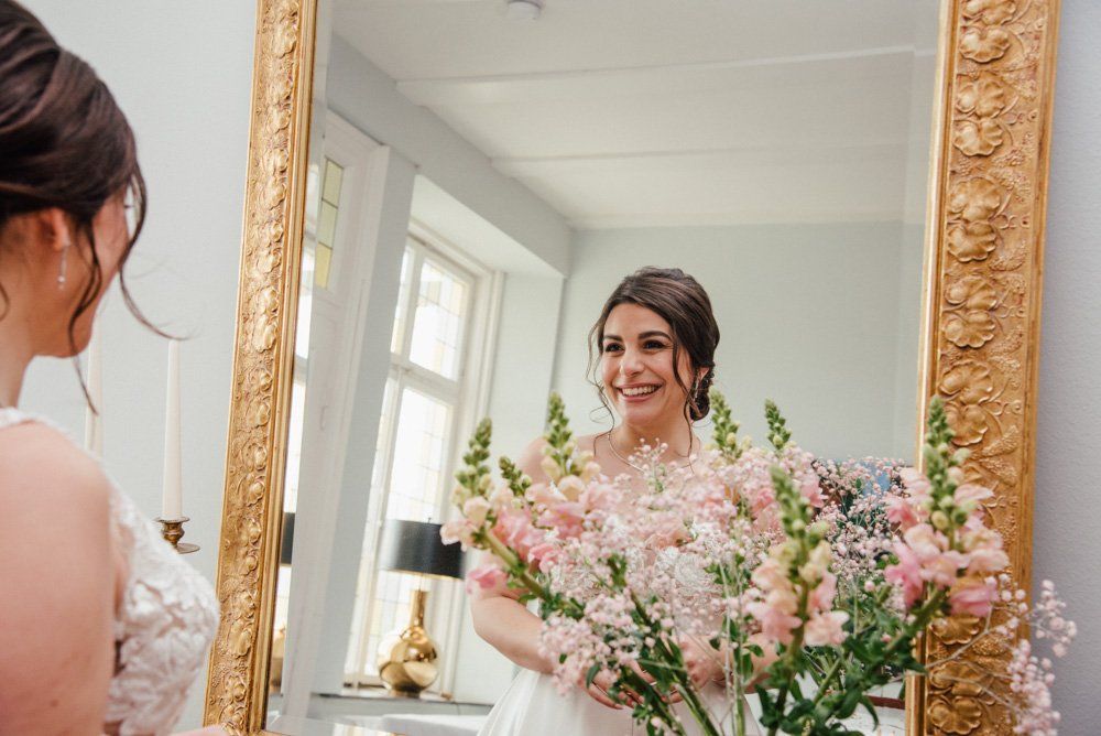 Braut im Spiegel auf Gut Projensdorf