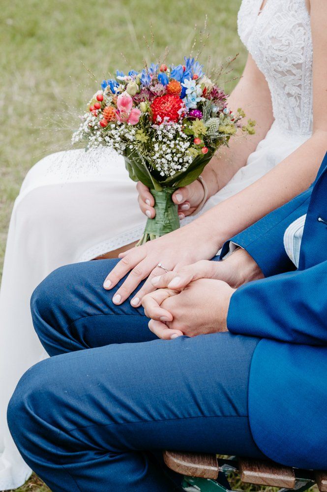 Hände eines Brautpaares