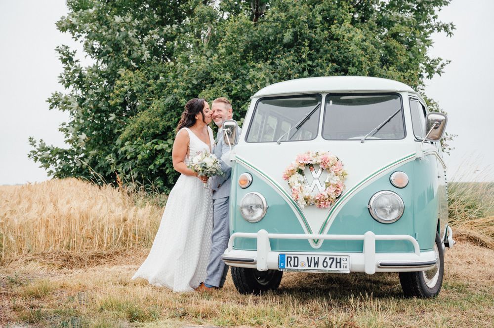 Hochzeitsfotograf Kiel Brautpaar neben VW T1