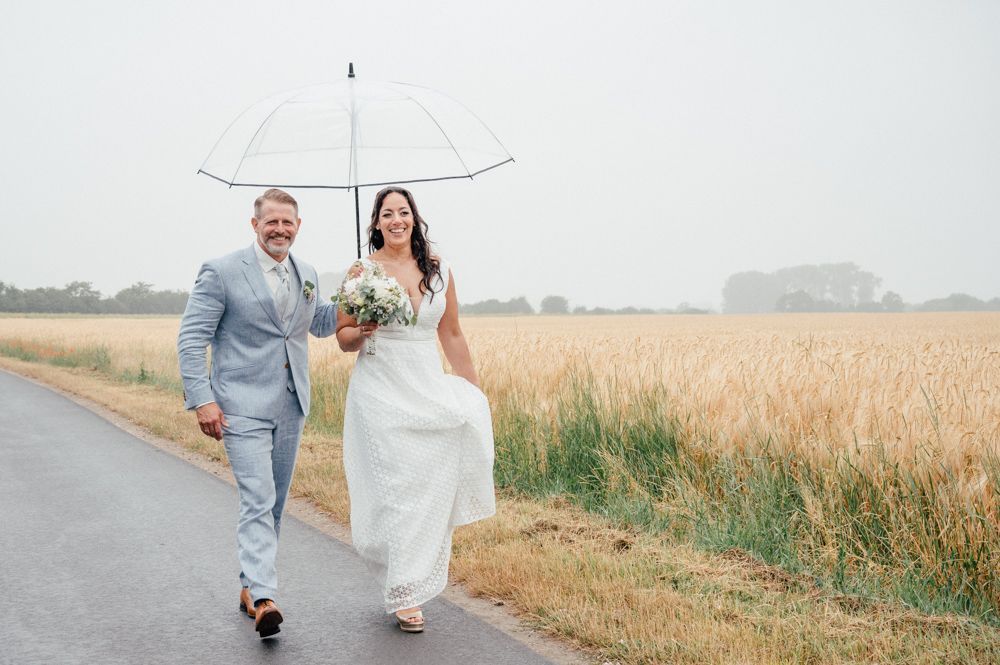 Brautpaar zu Fuß am Feldrand beim Alten Auf