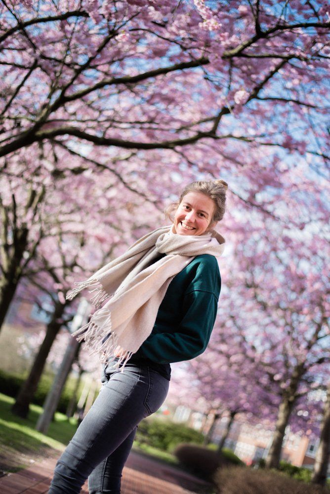 Portrait einer jungen Frau vor Kirschblüten in Kiel