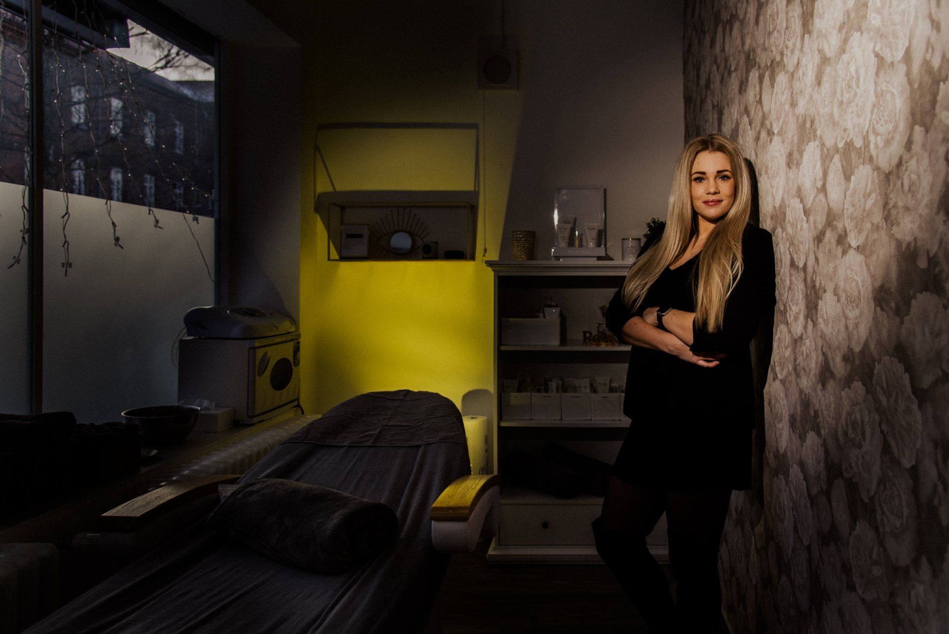 Finja in ihrem Kosmetikstudio