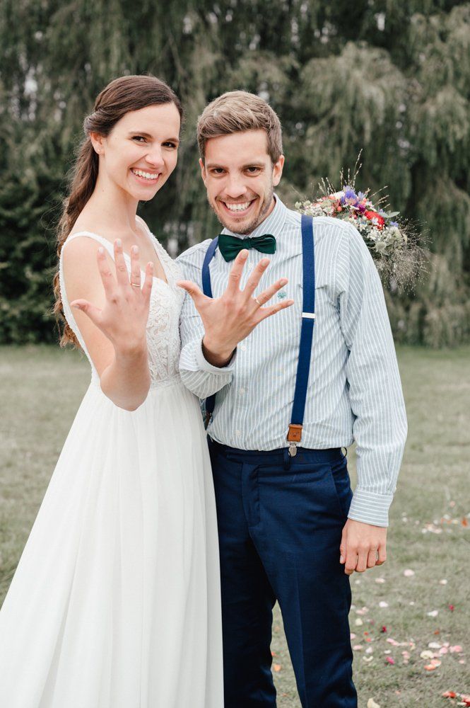 Hochzeitsfotos Kiel Brautpaar zeigt die Hände mit den Ringen in Richtung Kamera