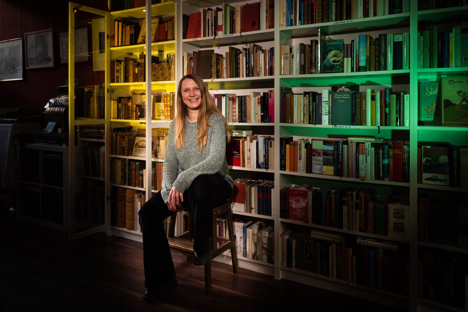 Jasmin in ihrem Antiquariat