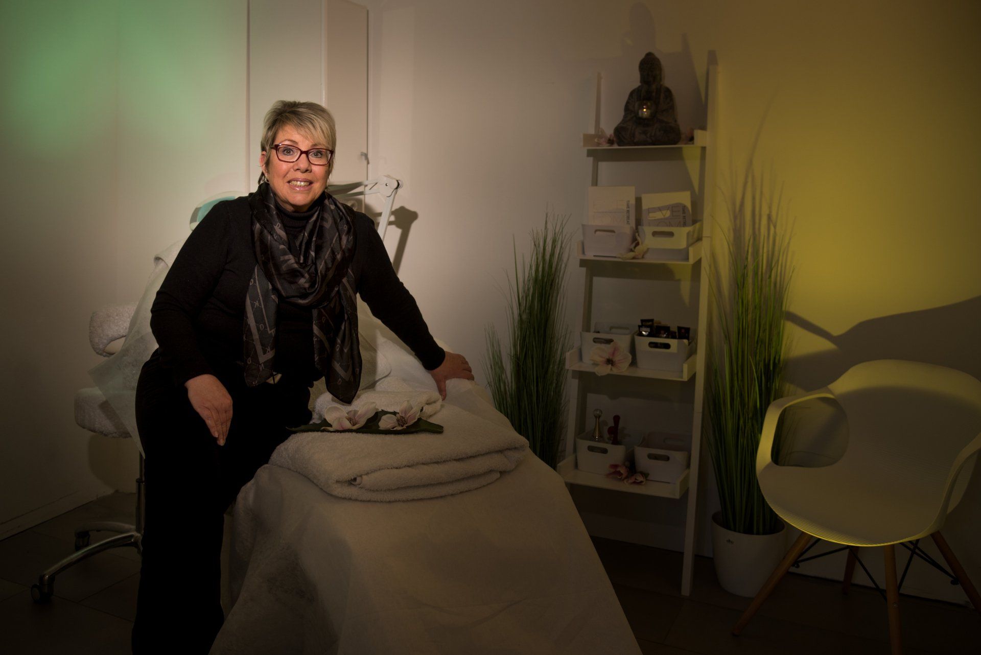 Gaby Hirsch in ihrem Kosmetikstudio