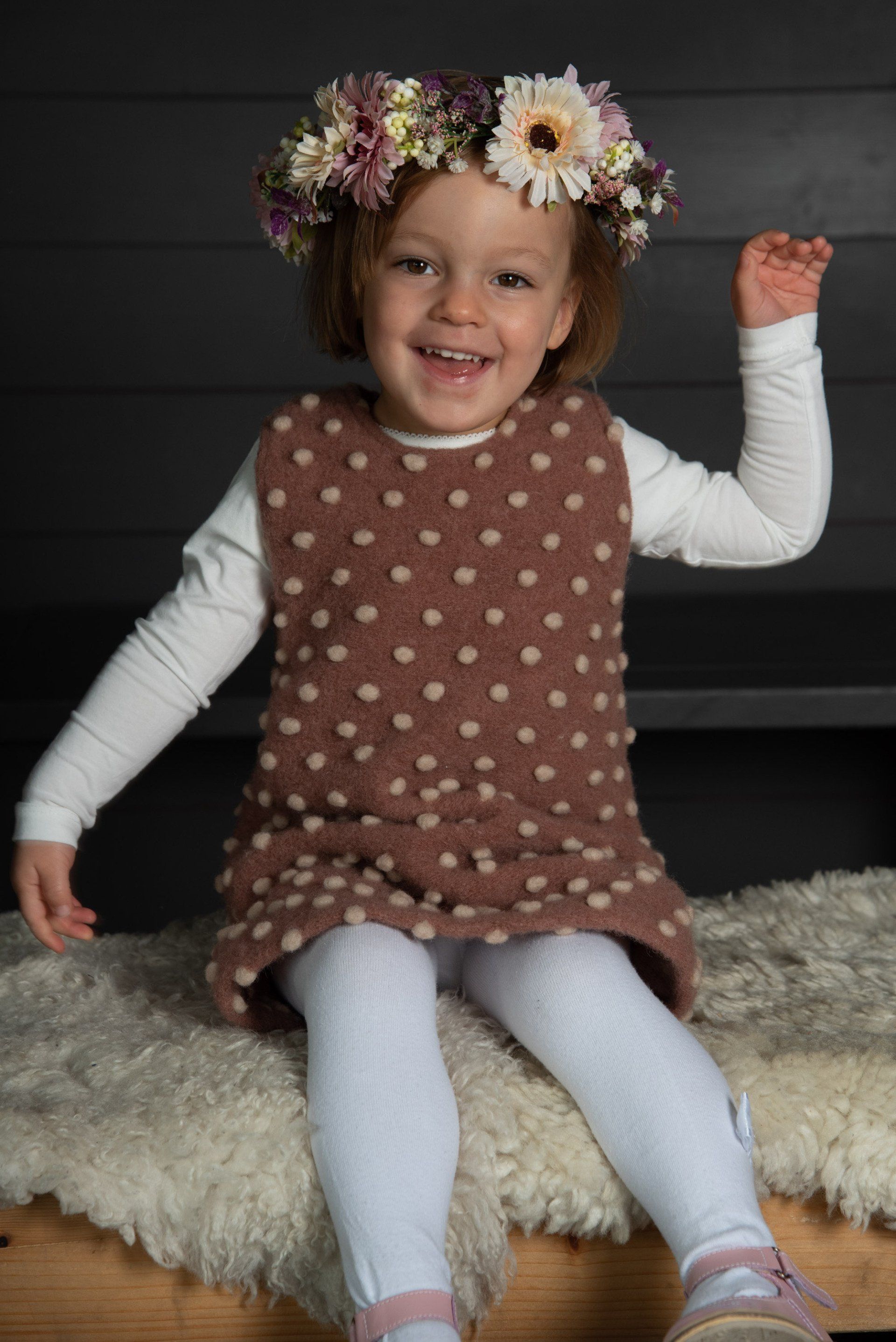 Portrait von Mädchen mit Blumenkranz