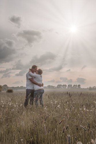 <img src=”Paar-eng-umschlungen-auf-Wiese.jpg” alt=”Ein Paar steht umschlungen auf einer Wiese in der Abendsonne”>