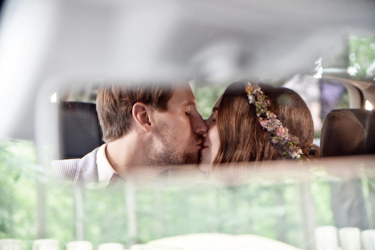 <img src=”Hochzeitsfotograf-Kiel-Brautpaar-küssend-im-Auto-Rückspiegel.jpg” alt=”Brautpaar küsst sich und man sieht die Spiegelung im Rückspiegel des Autos”>