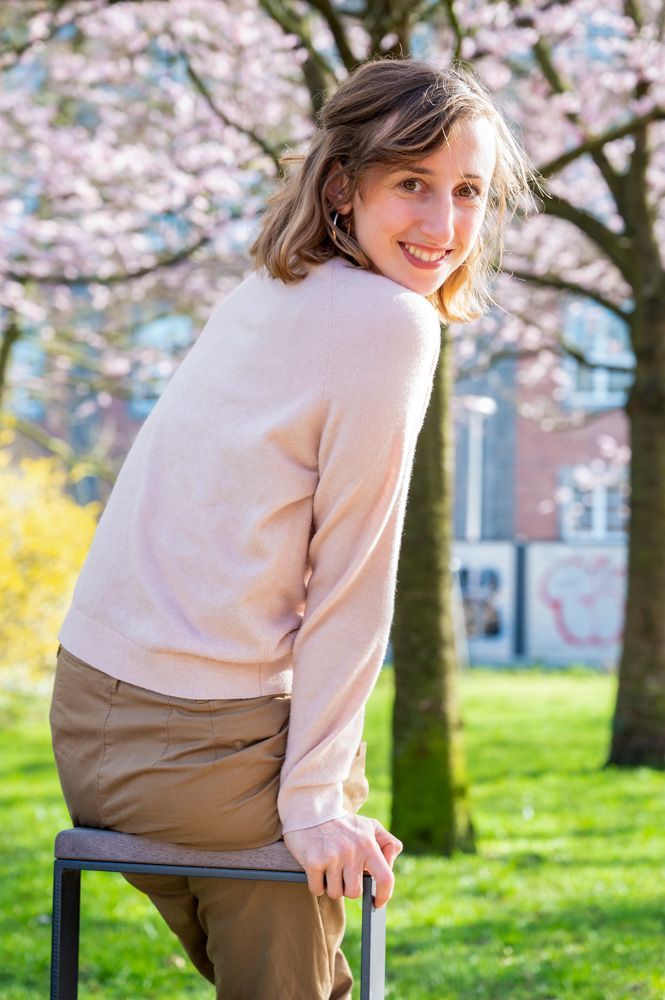 Fotografin Kiel fotografiert Frau vor Kirschblüten