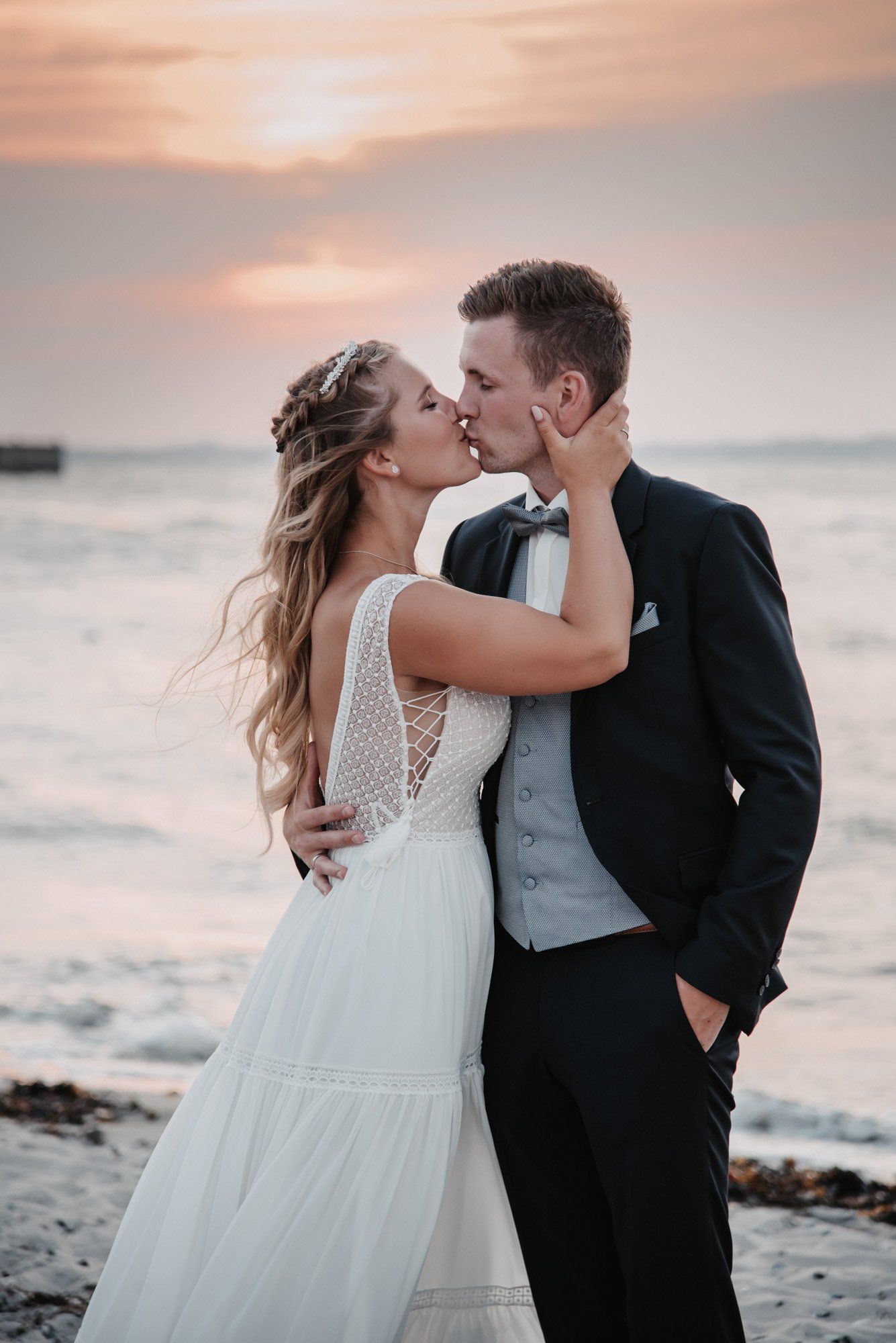 Brautpaar küssend im Sonnenuntergang Hochzeitsfotograf Kiel