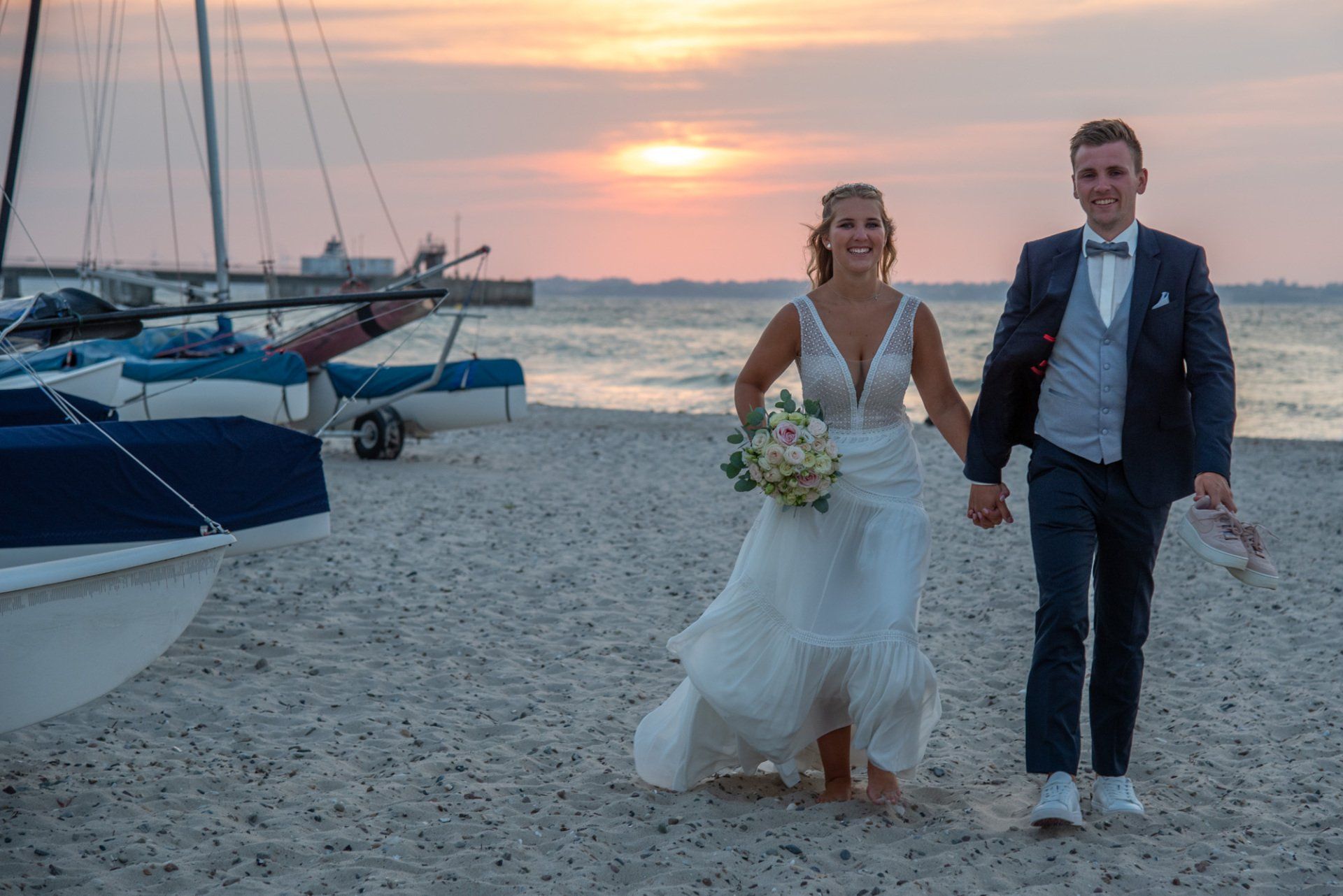 Brautpaar in der Dämmerung am Strand