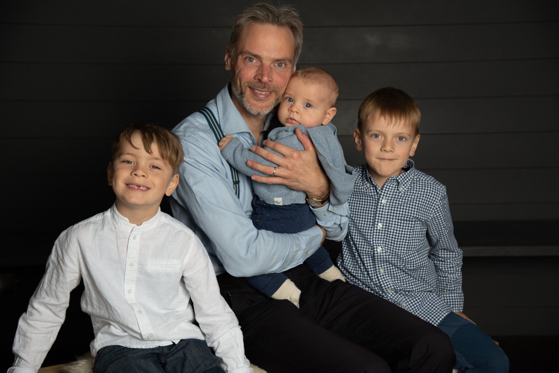 Vater mit seinen 3 Jungs