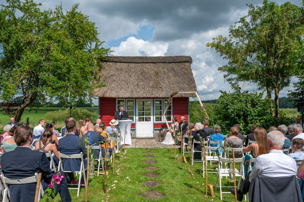 Hochzeitsfotos Kiel, Trauung in der Hofscheune Bissee