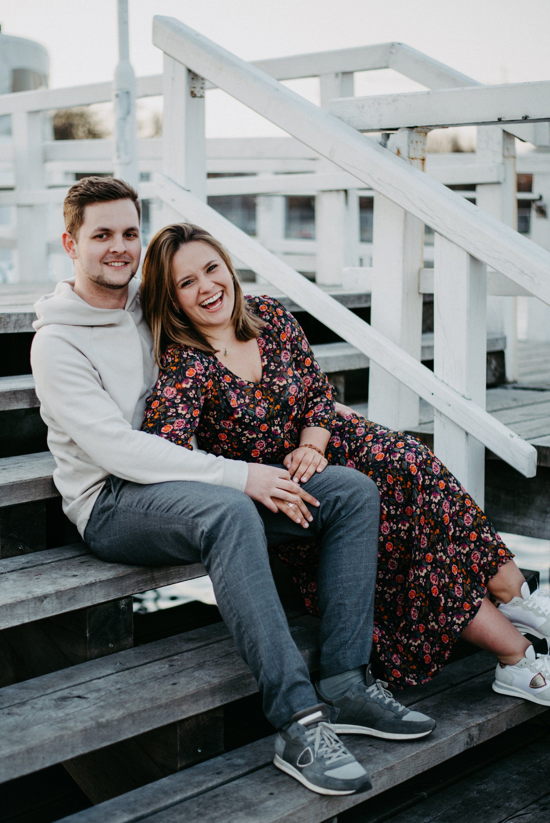 Fotograf Kiel Paar lachend auf Steg