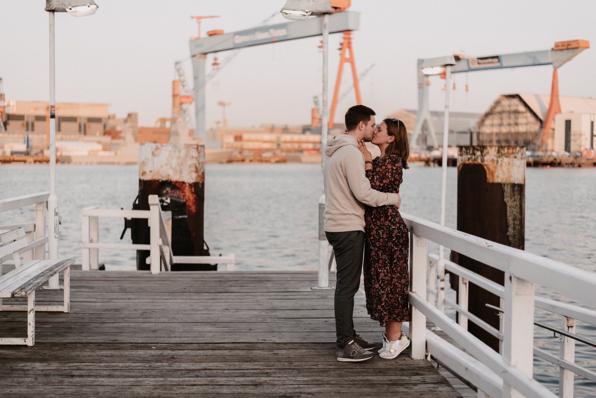 Paar steht küssend auf steg in Kiel