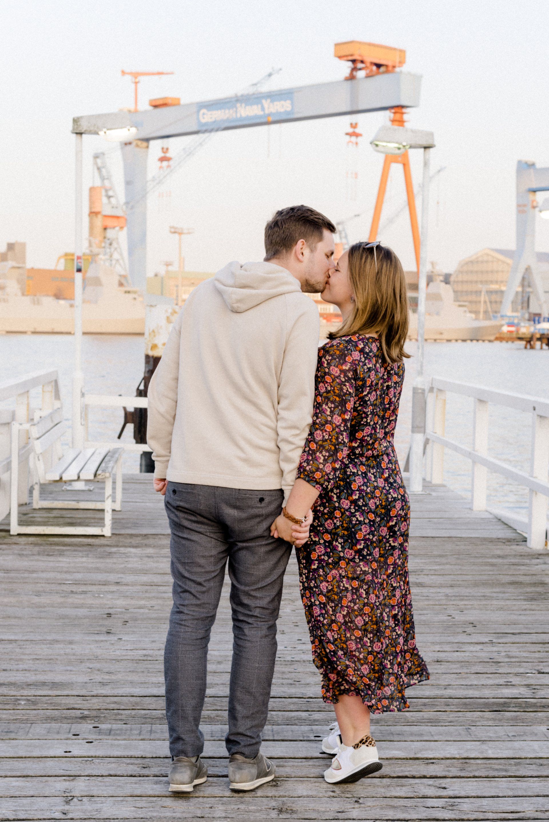 Paar läuft Hand in Hand über Steg in Kiel Fotograf Kiel