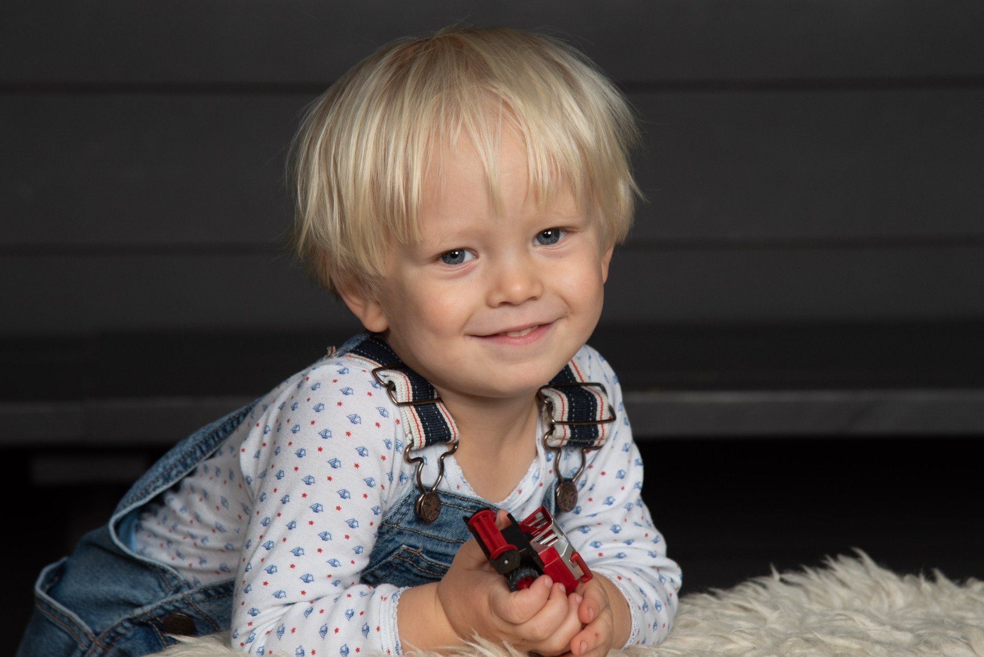 Portrait kleiner Junge aufgestützt