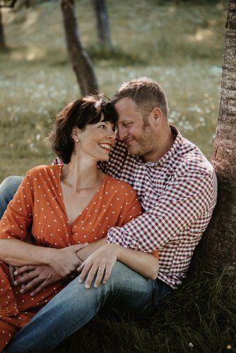 <img src=”Pärchen-sitzt-kuschelns-unter-Baum.jpg” alt=”Ein Paarsitzt kuschelnd unter einem Baum”>