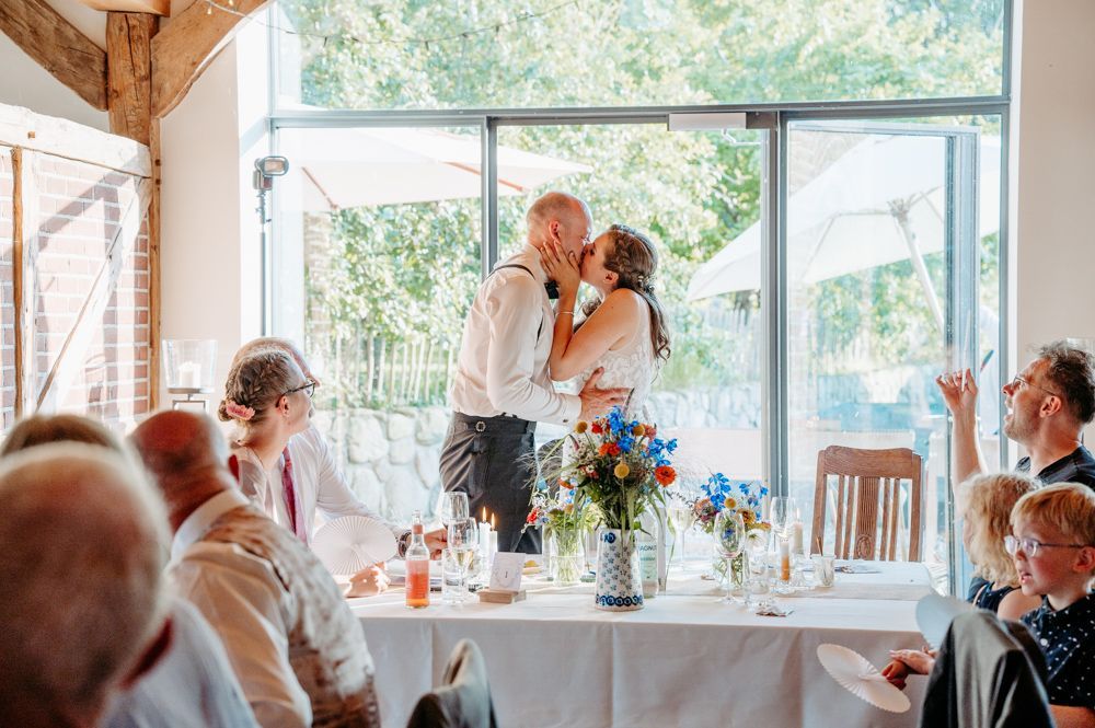 Brautpaar küssend in der Hofscheune Bissee
