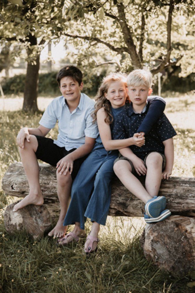 3 Geschwister umarmen sich