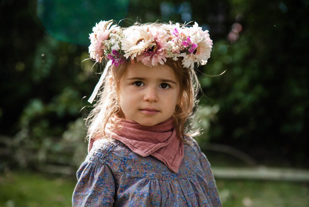 Portrait von Mädchen mit Blumenkranz auf dem Kopf