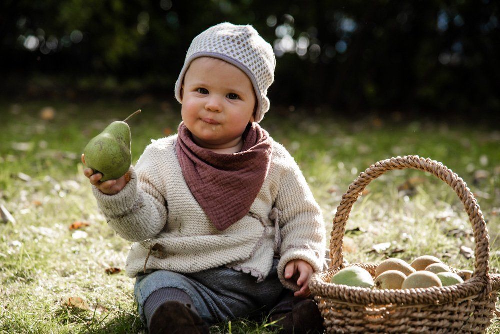 kleines Mädchen mit Birne in der Hand