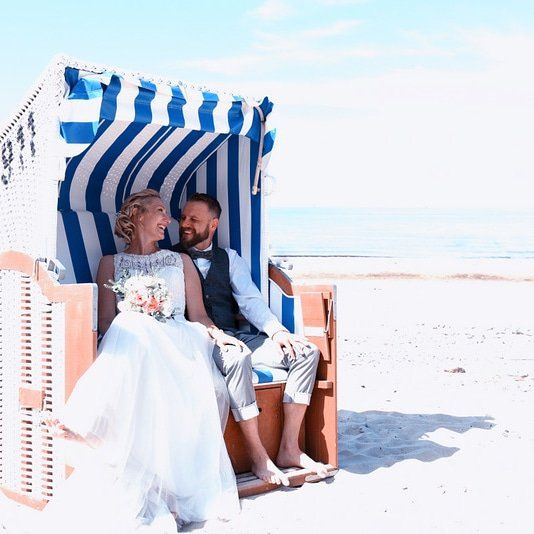 <img src=”Hochzeitsfotograf-Kiel-Brautpaar-sitzend-in Strandkorb.jpg” alt=”Brautpaar sitzt in Strandkorb am Strand”>