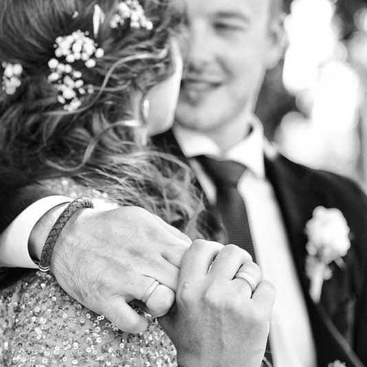 <img src=”Hochzeitsfotograf-Kiel-Brautpaar-umarmt-Hände-mit-Ringen.jpg” alt=”Brautpaar umarmt sich die Hände mit den Ringen sind gut zu sehen”>