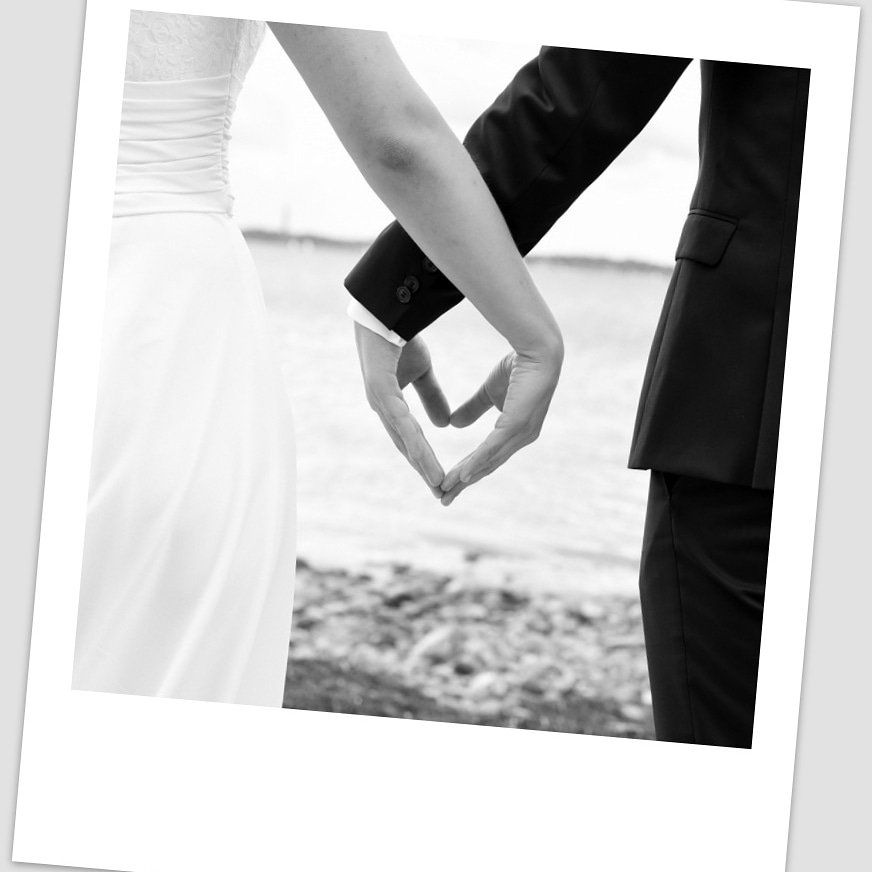<img src=”Hochzeitsfotograf-Kiel-Hände-eines-Paares-zum-Herz-geformt.jpg” alt=”Hände eines Paares die ein Herz formen”>