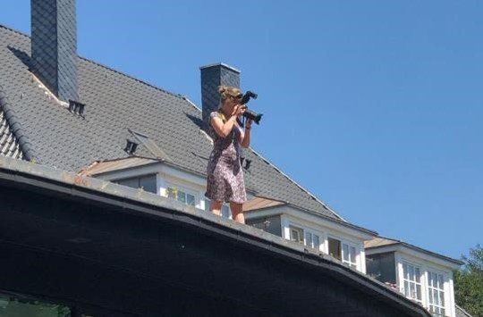 <img src=”Fotografin-in-action.jpg” alt=”Portrait von Fotografin auf Dach des Kieler-Kaufmanns”>