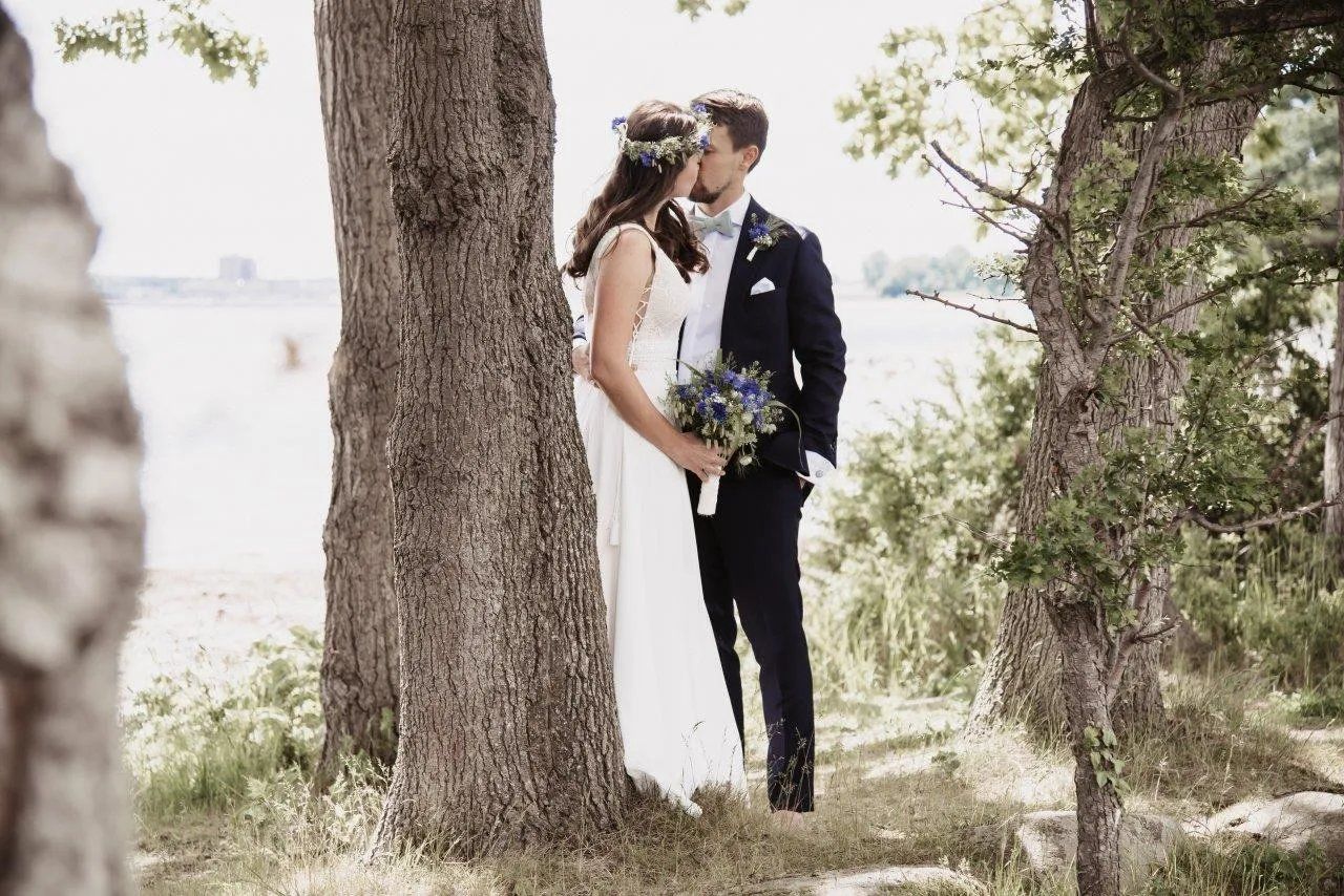 <img src=”Hochzeitsfotograf-Kiel-Brautpaar-küssend-unter-Bäumen-Kiel.jpg” alt=”Brautpaar küssend unter Bäumen in Kiel”>