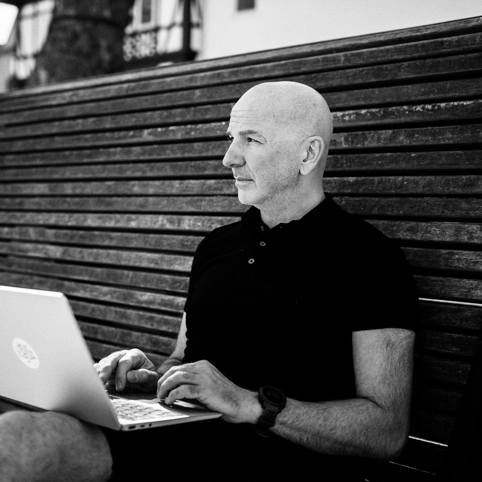 Steffen Krill - Meine Expertisen Steffen Krill SEO Analye Laptop fokussiert