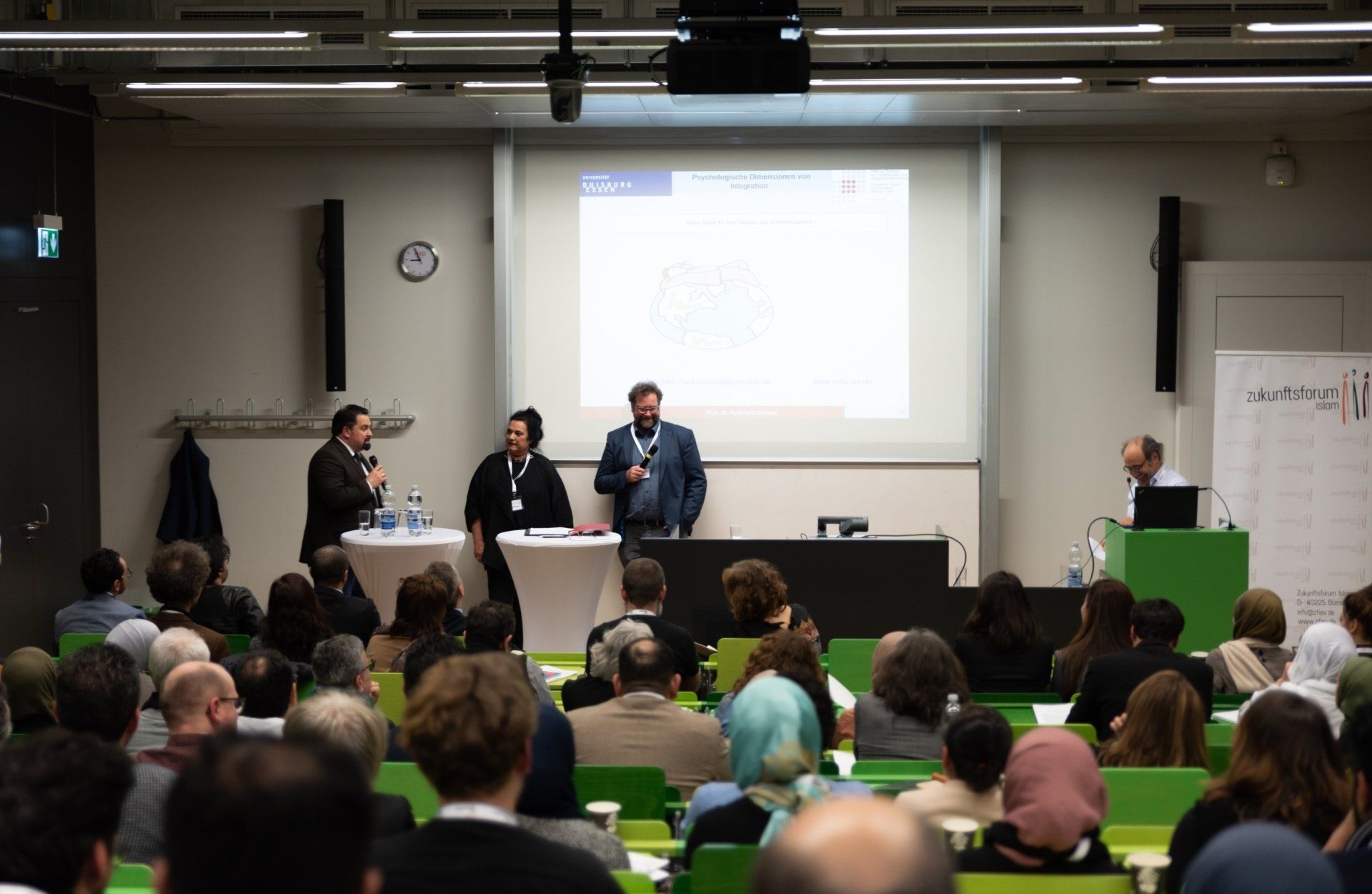 Aiman Mazyek (Vorsitzender des Zentralrat der Muslime), Dr. Michael Kiefer (Universität Osnabrück) und Marfa Heimach (Moderation) beim XII. Zukunftsforum Islam