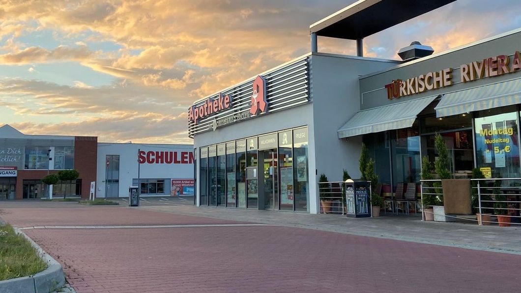 Blick auf die Apotheke im Nordharz Center vom kostenlos nutzbaren Parkplatz aus. Aussenansicht der Apotheke im Nordharz Center