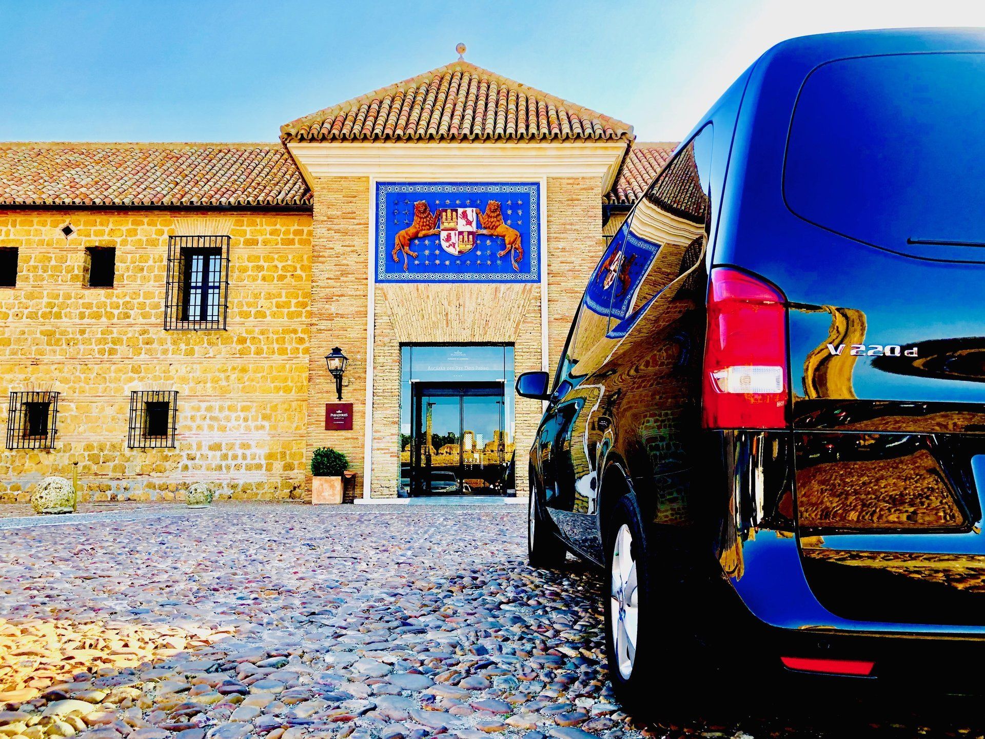 Mercedes V-Class con chofer a disposición para visita en Sevilla