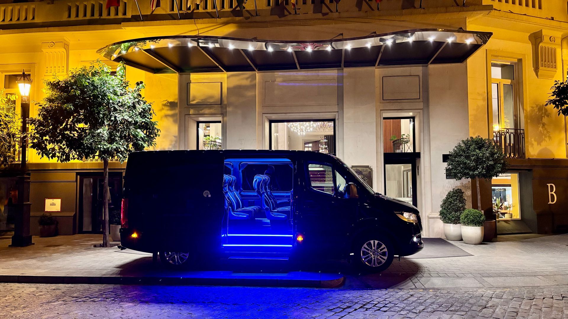 Mercedes Sprinter VTC en puerta del hotel colon para 8 pasajeros y 16 maletas