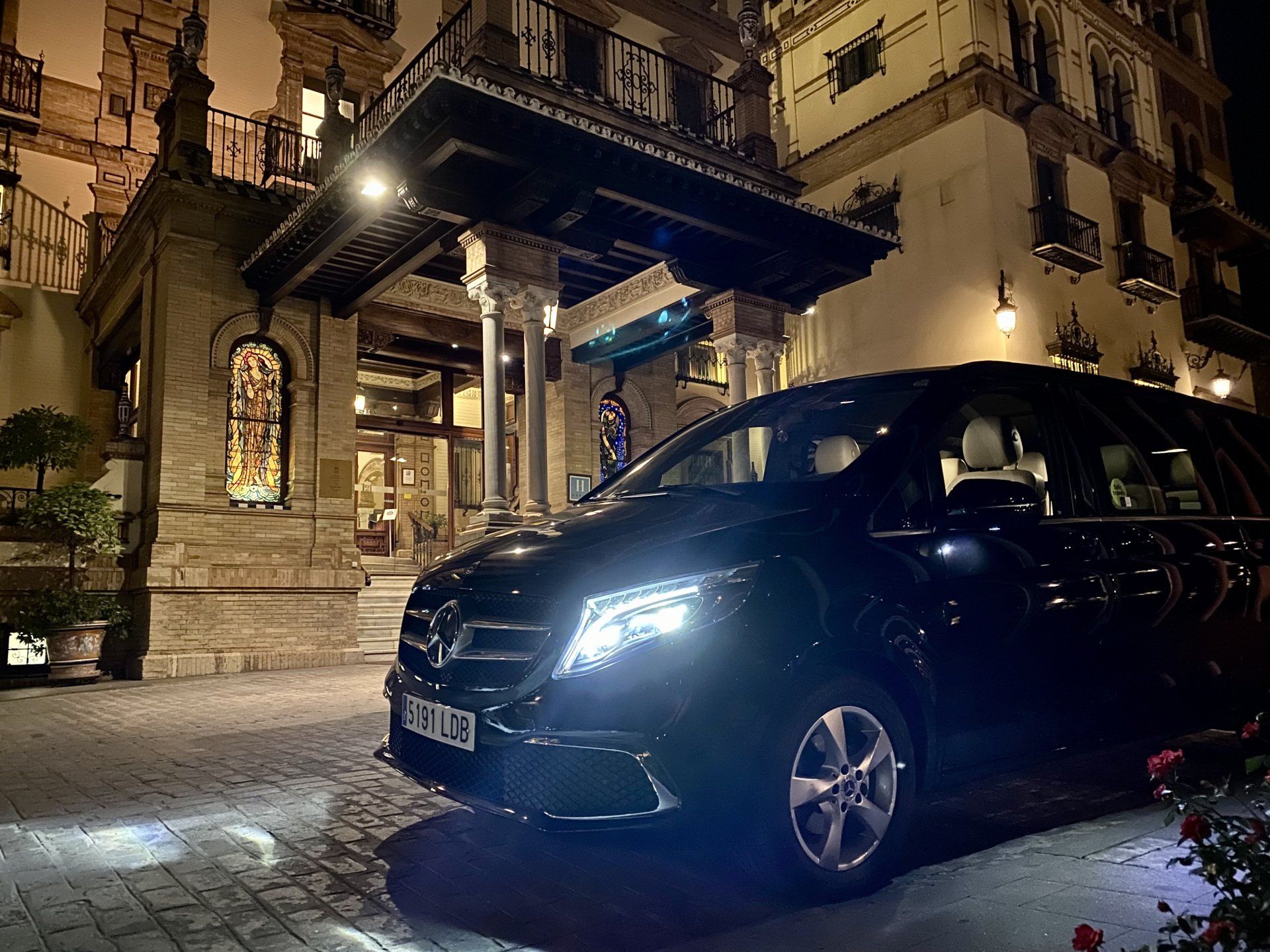 Mercedes Clase V, puerta del Hotel Alfonso XIII