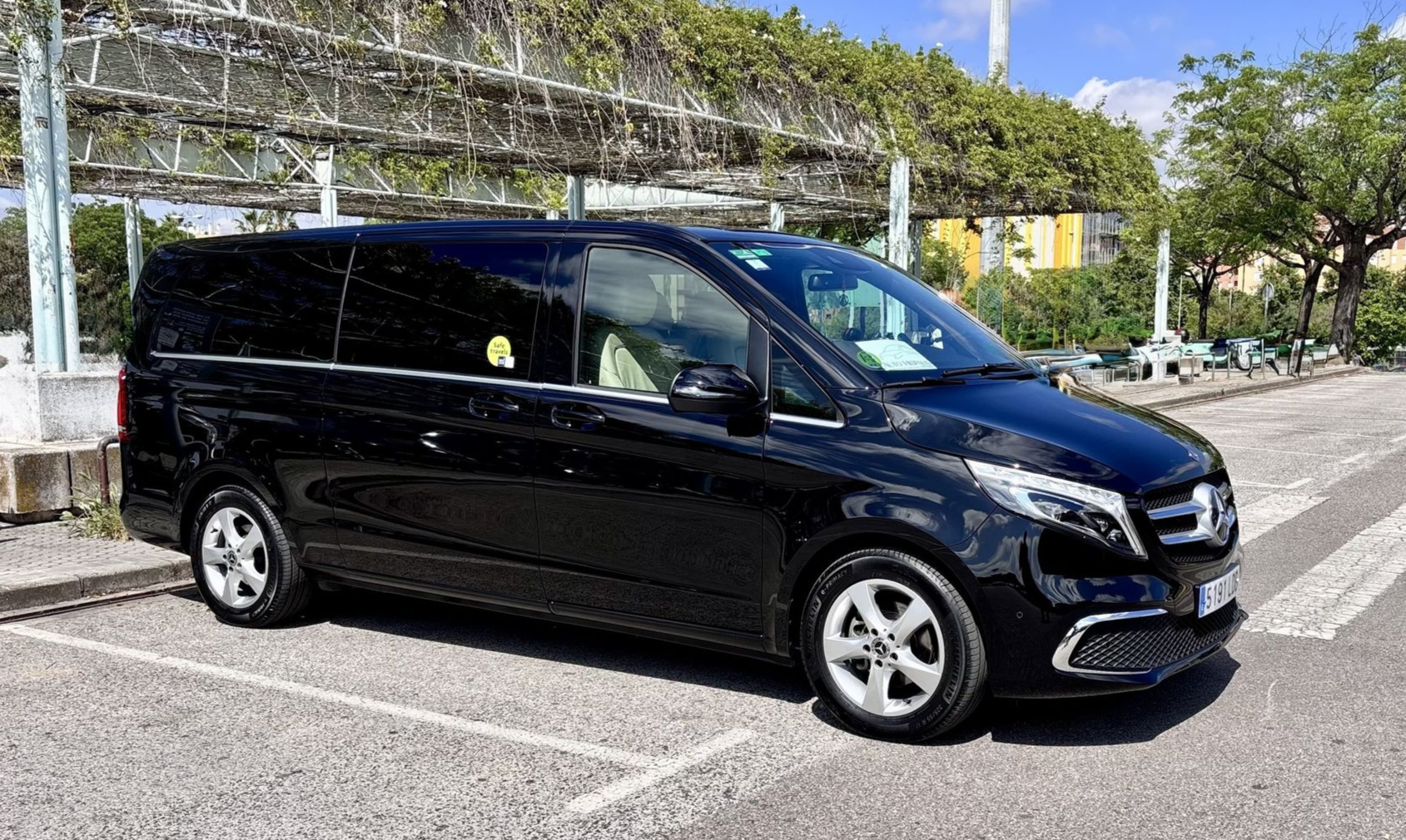 Mercedes Clase V en parking de llegadas en estación de Santa-Justa AVE destino centro ciudad