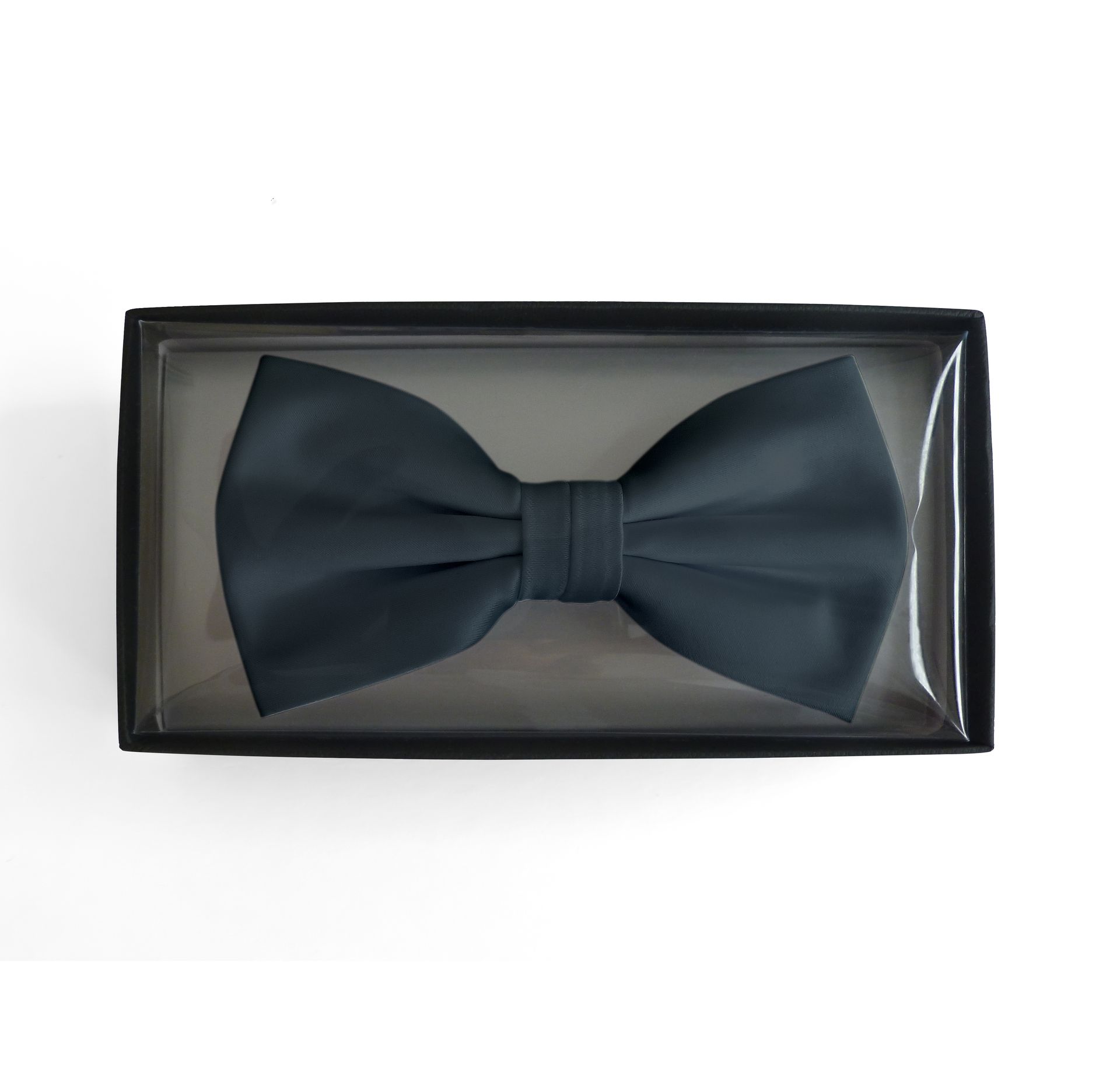 Satinschleife in einer Box
100 % Polyester-Satin
6,5 x 12 cm