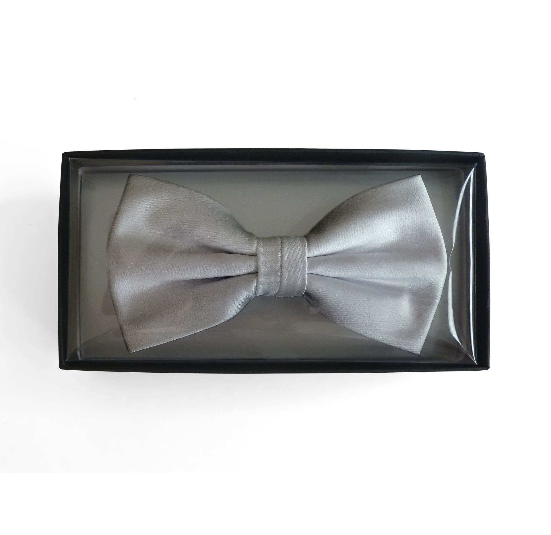 Satinschleife in einer Box
100 % Polyester-Satin
6,5 x 12 cm