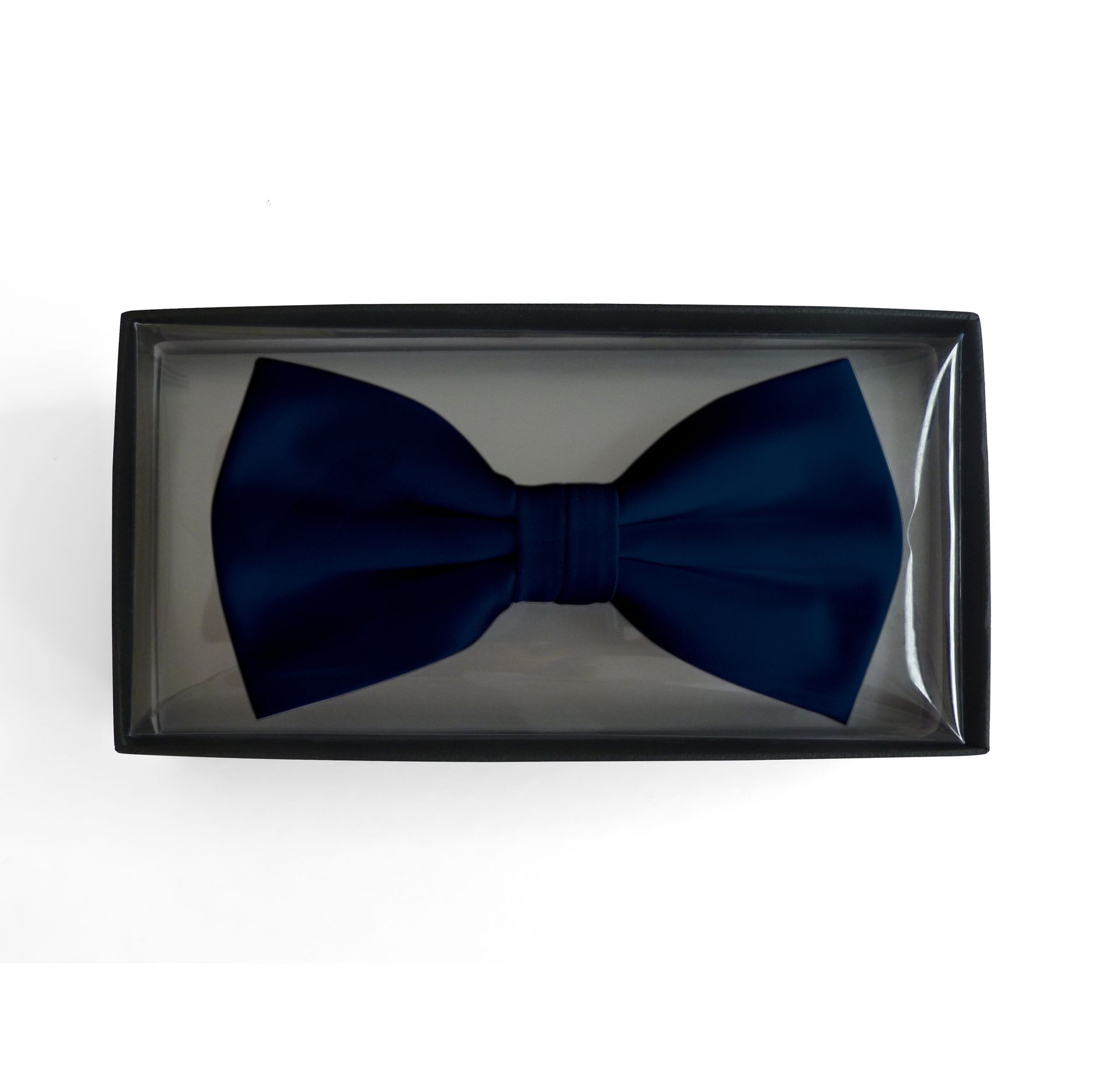 Satinschleife in einer Box
100 % Polyester-Satin
6,5 x 12 cm