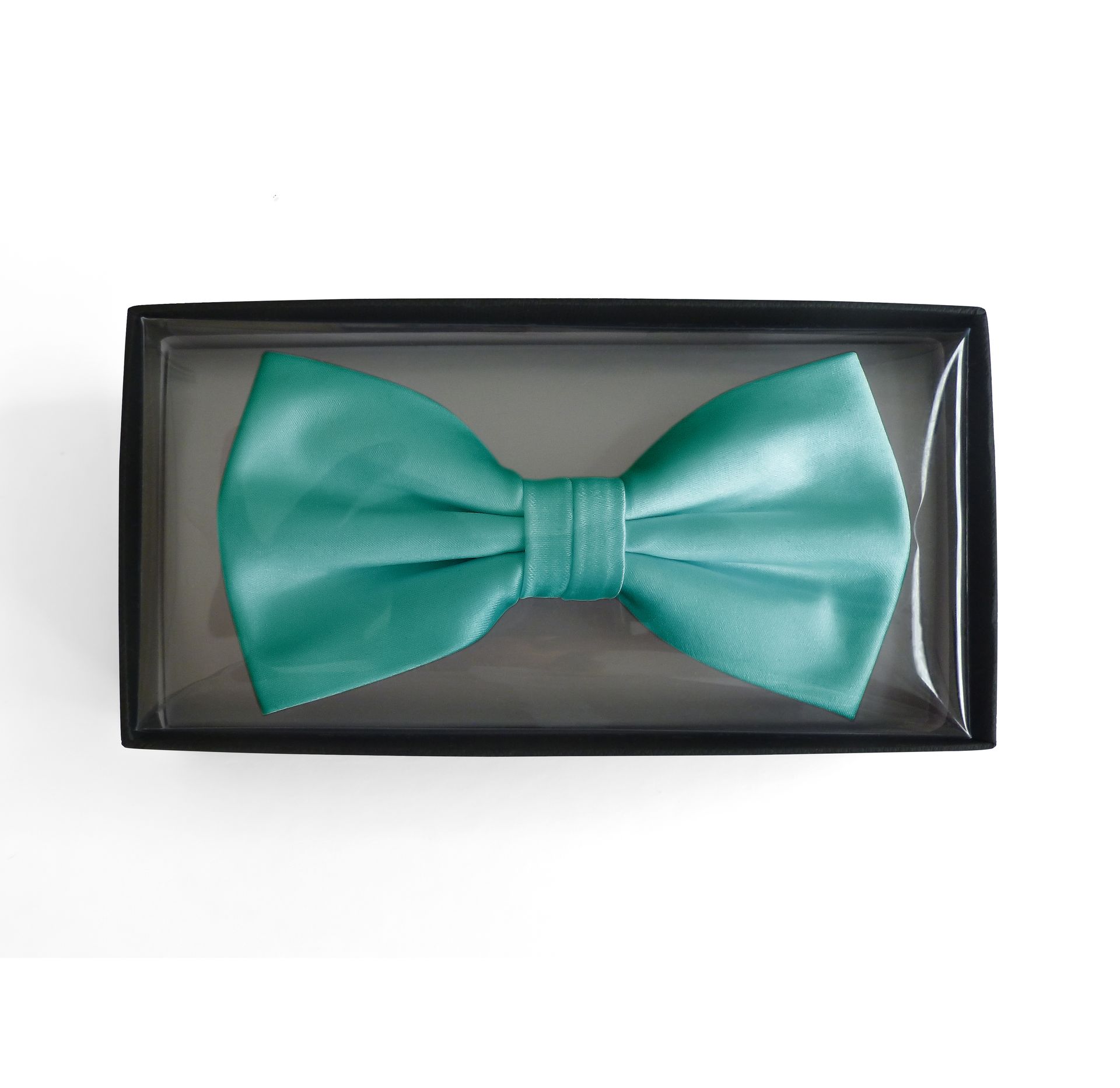 Satinschleife in einer Box
100 % Polyester-Satin
6,5 x 12 cm