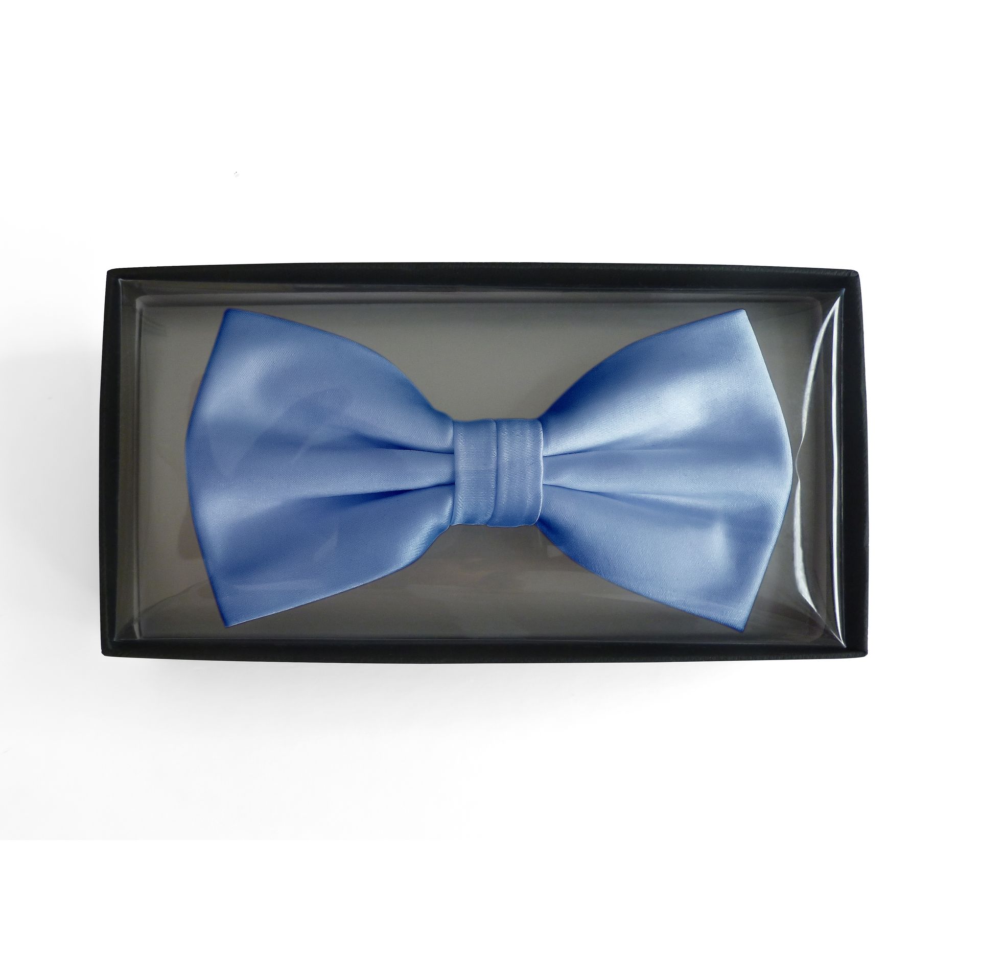 Artikel: 703001/B
Satinschleife in einer Box
100 % Polyester-Satin
6,5 x 12 cm