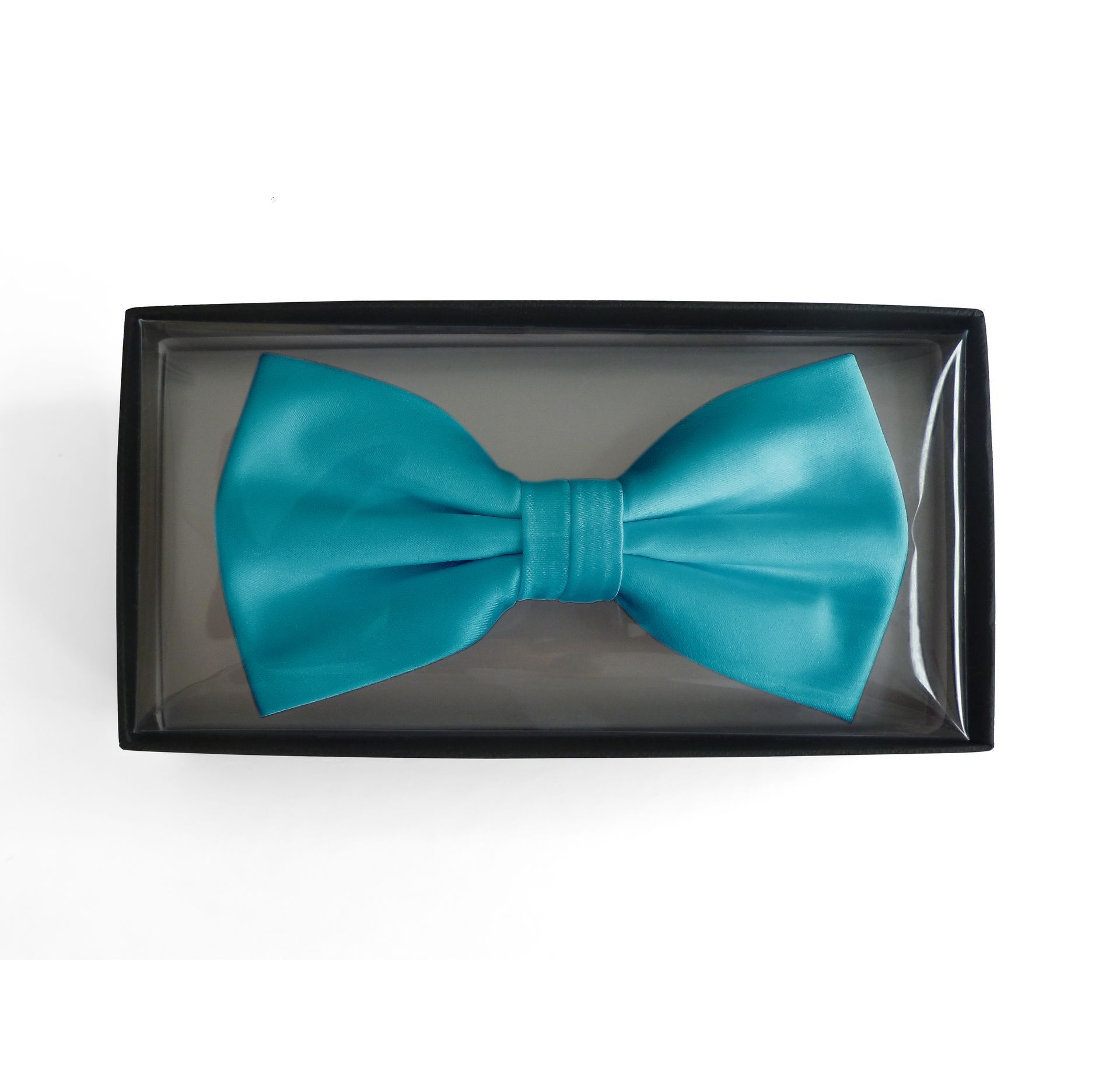 Satinschleife in einer Box
100 % Polyester-Satin
6,5 x 12 cm