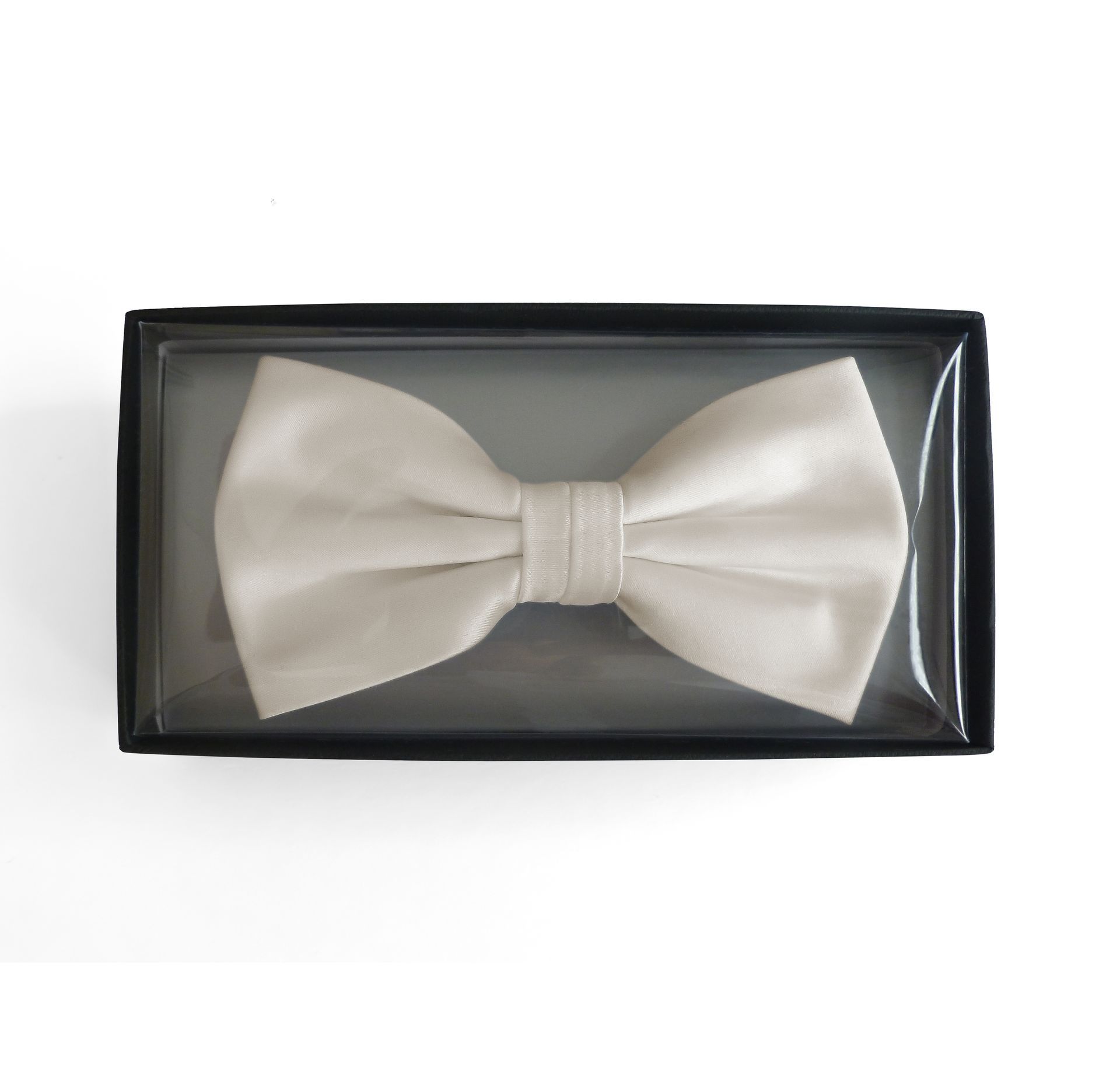 Artikel: 703001/B
Satinschleife in einer Box
100 % Polyester-Satin
6,5 x 12 cm