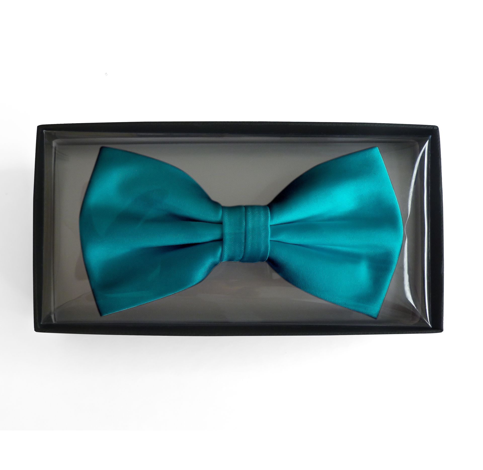 Satinschleife in einer Box
100 % Polyester-Satin
6,5 x 12 cm