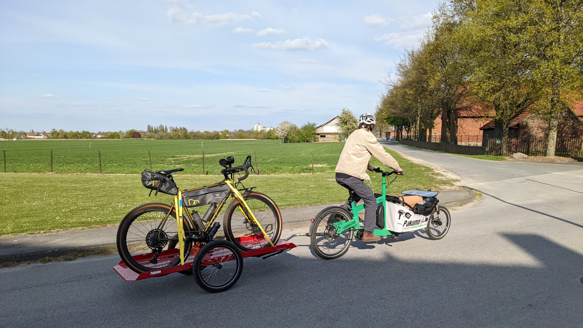 CargoFactory One mit hinterher transporter 3 und Curvecycling Gravelbike