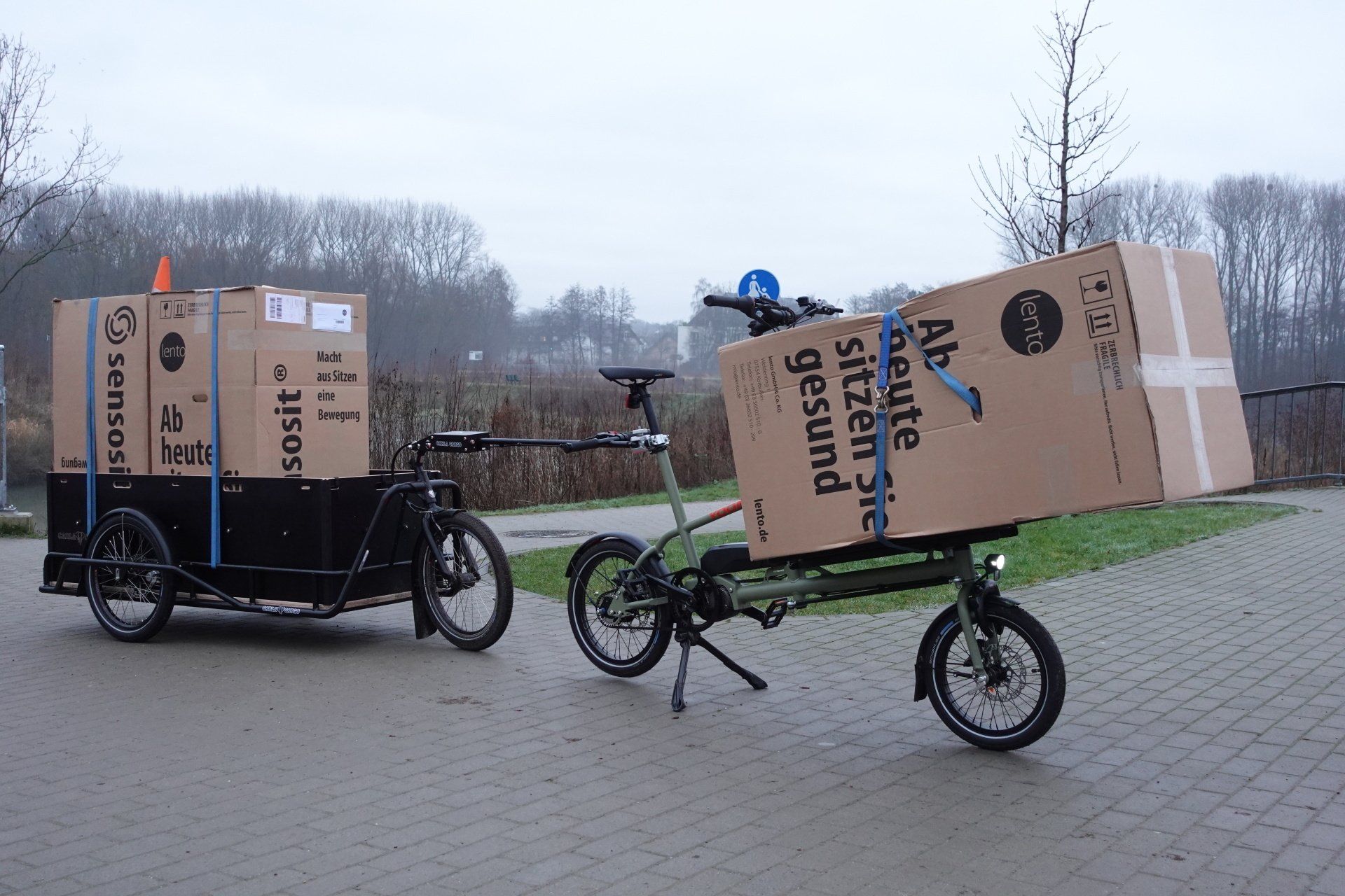 Mini Cargobike YOONIT mit großem Schwerlastenanhänger Carla Cargo voll beladen