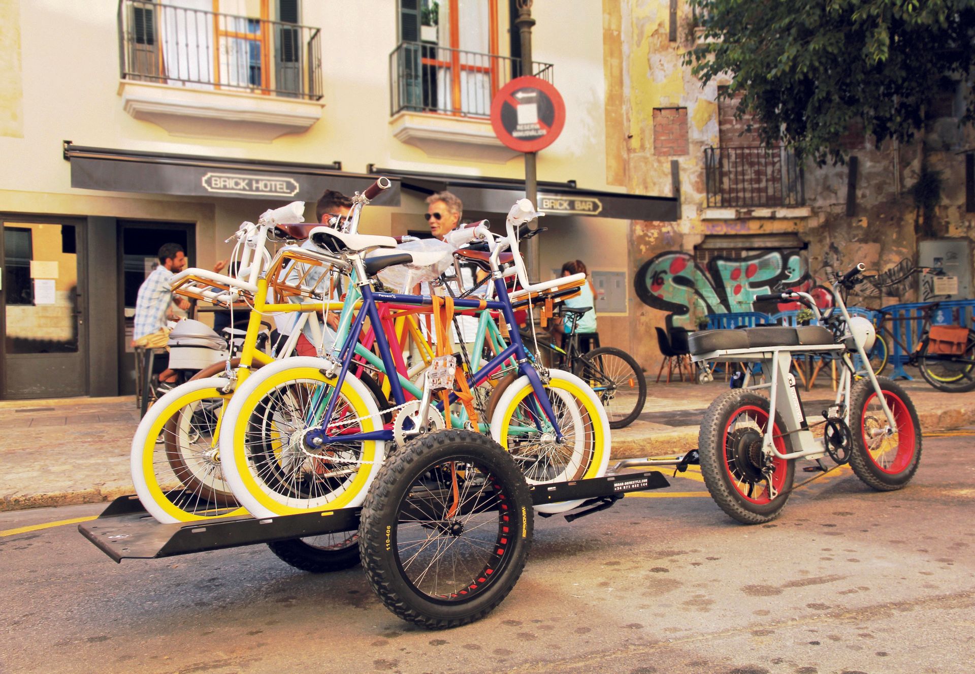 hinterher Anhänger mit Kinderfahrrädern